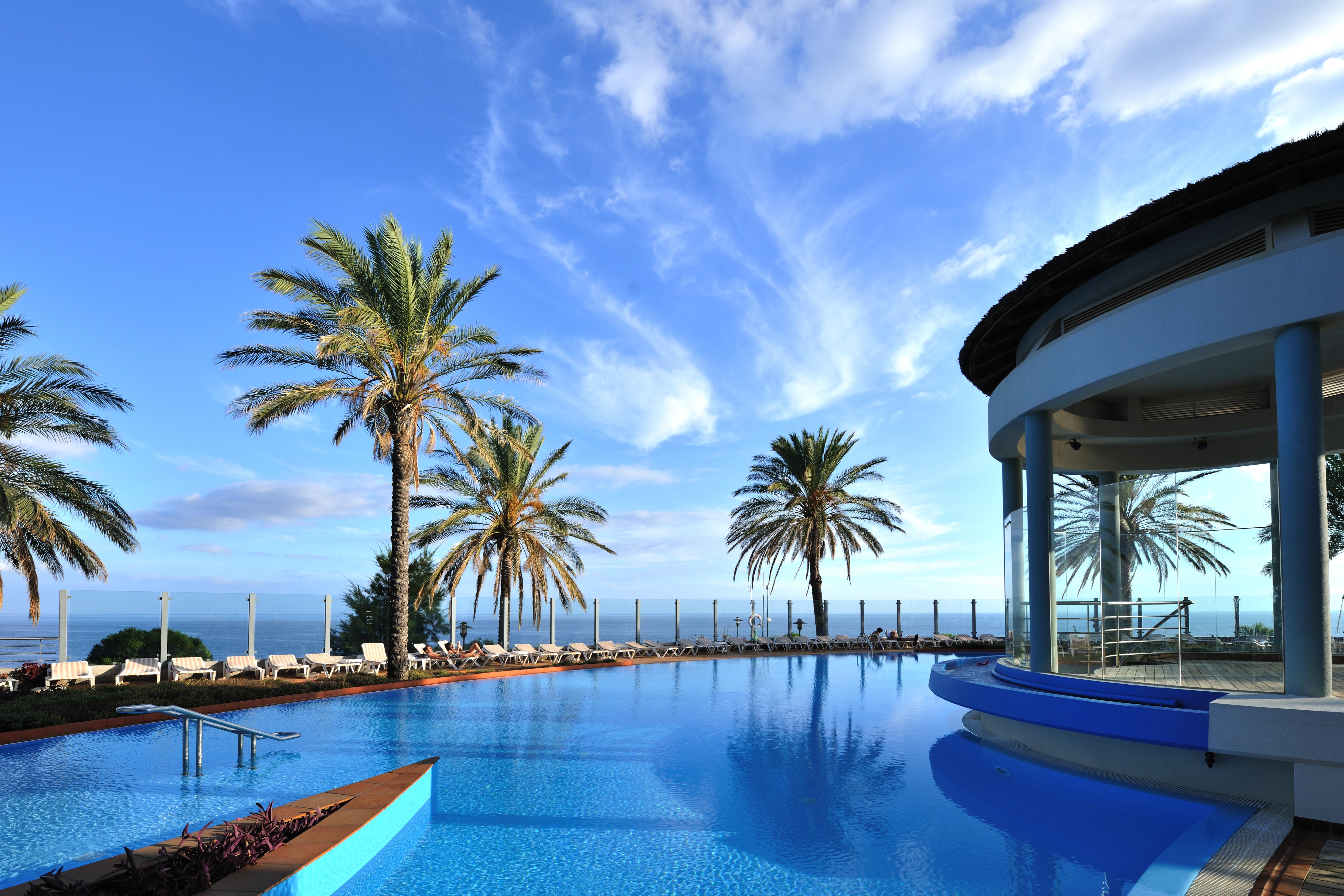 페스타나 그랜드 오션 리조트 호텔 푼샬 외부 사진 The pool at the hotel